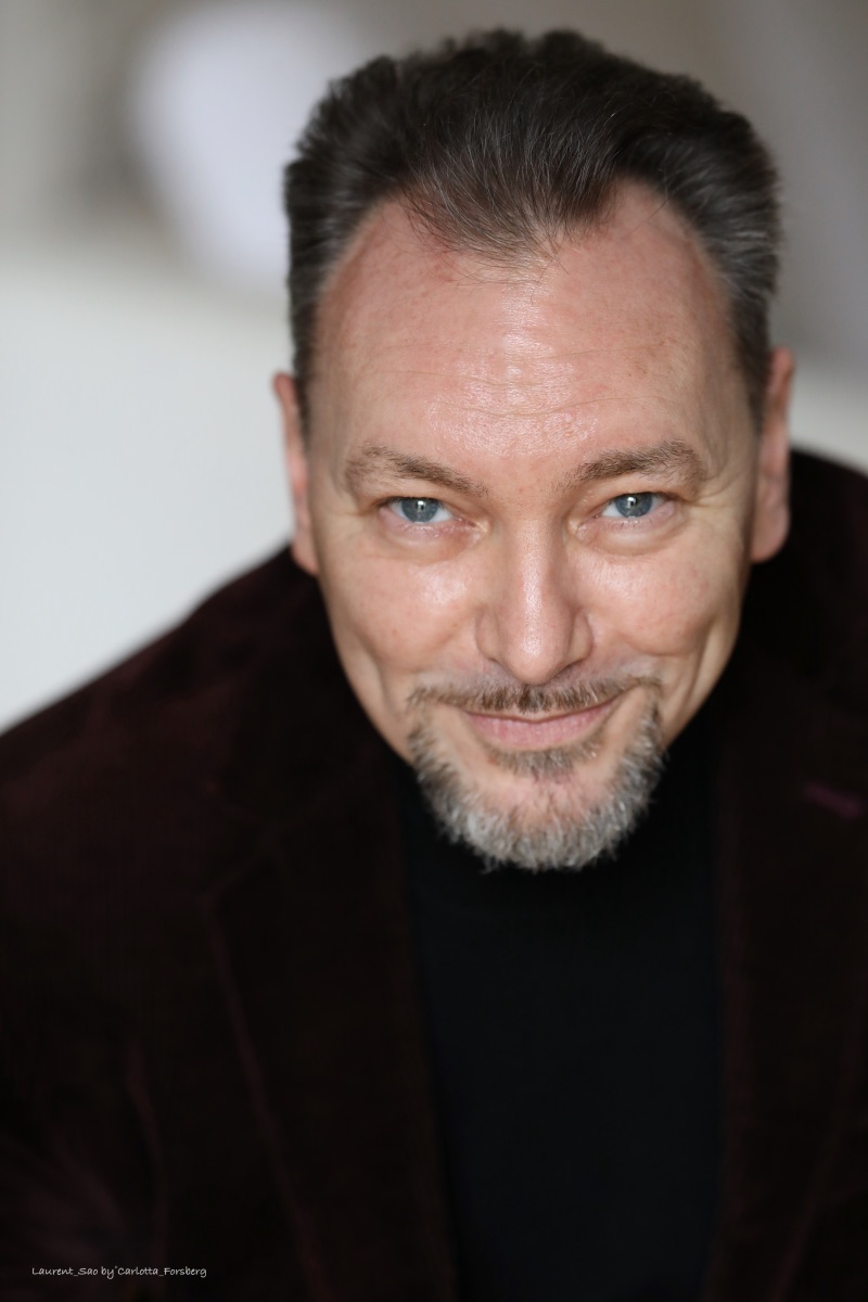 Je m'appelle Laurent Sao, je suis acteur. J'ai été formé dans une galaxie très lointaine, il y a fort longtemps, en Belgique à l'INSAS. J'ai azertyuiop ans. Je mesure 1m80 pour quelques kilos... Mes fils disent que je suis un boomer ! S'ils savaient...